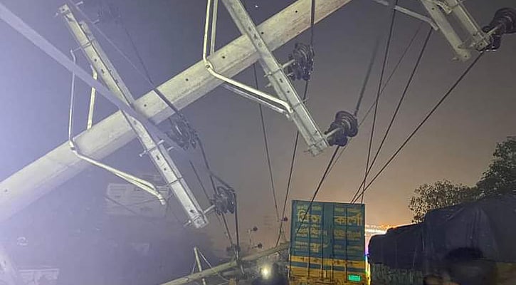 মহাসড়কে খুঁটি হেলে পড়ে পাঁচটি যানবাহন ক্ষতিগ্রস্ত হয়। গতকাল সোমবার রাতে ঢাকা-চট্টগ্রাম মহাসড়কের নারায়ণগঞ্জের বন্দরের মদনপুরে