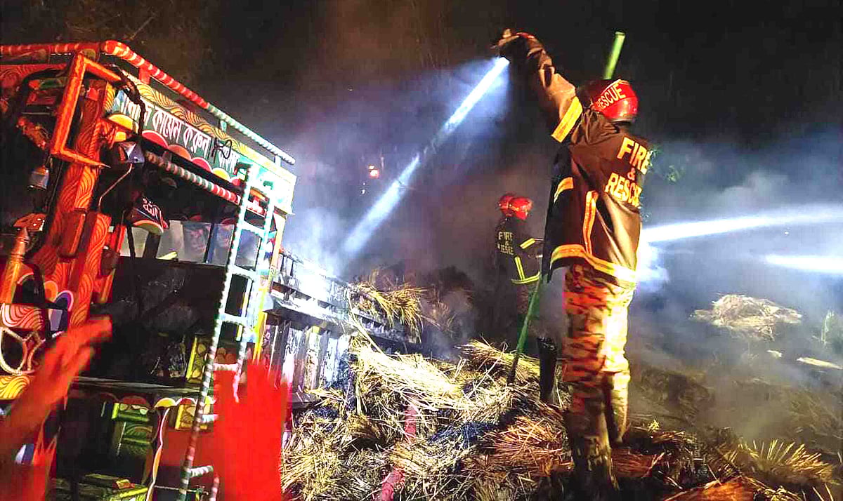 খড়বোঝাই একটি নছিমন পুড়িয়েছে দুর্বৃত্তরা। রোববার রাতে নাটোর-রাজশাহী মহাসড়কের ডাকমারা এলাকায়