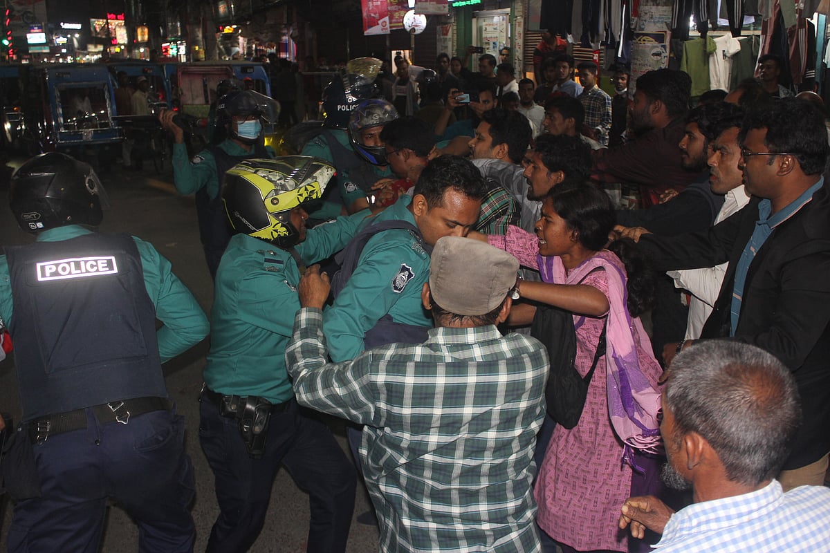 হরতালের সমর্থনে বামজোটের বিক্ষোভে পুলিশের বাঁধা। আজ সন্ধ্য়ায় রংপুর নগরের জাহাজ কোম্পানী মোড়ে
