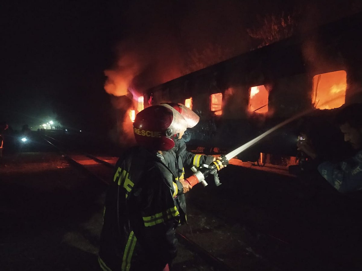 জামালপুরের সরিষাবাড়ীতে যমুনা এক্সপ্রেস ট্রেনের তিনটি বগিতে আগুন দিয়েছে দুর্বৃত্তরা। আগুন নেভাচ্ছেন ফায়ার সার্ভিসের সদস্যরা। ১৮ নভেম্বর দিবাগত রাত দেড়টা