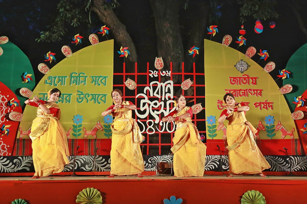 ‘ও ধান ভানি রে’ গানের সঙ্গে নৃত্য পরিবেশন করেন দীপা খন্দকার, নিলুফার ওয়াহিদসহ জ্যেষ্ঠ শিল্পীরা।