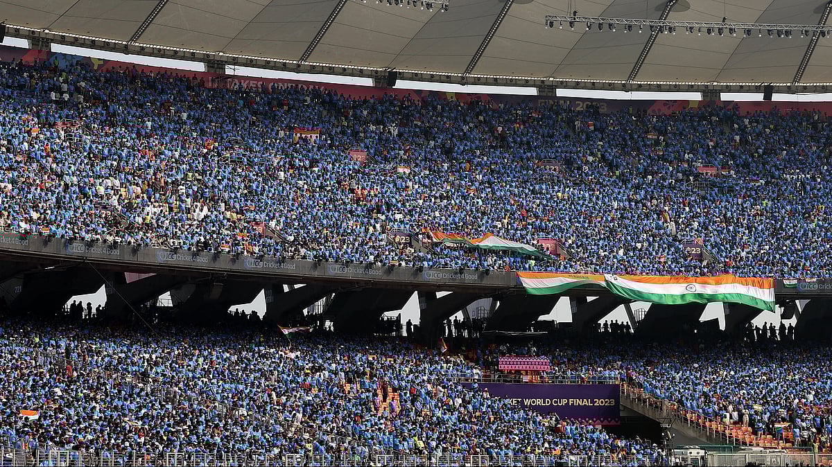 ফাইনালে আহমেদাবাদের নরেন্দ্র মোদি স্টেডিয়ামের গ্যালারিতে নীল–সমুদ্র
