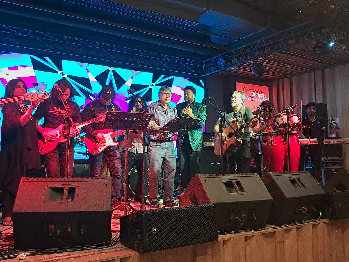 ঢাকার গুলশান ক্লাবে গতকাল মঙ্গলবার রাতে অনুষ্ঠিত পেন্টাগন ব্যান্ডের তিন দশক পূর্তির আয়োজন পরিণত হয় দেশের ব্যান্ড সংগীতের তারকাদের এক মিলনমেলায়