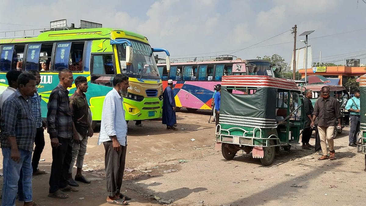 বিএনপি ও বিরোধীদের ডাকা ৪৮ ঘণ্টার হরতালের দ্বিতীয় দিনে খুলনার খুলনায় দূরপাল্লা ও অভ্যন্তরীণ রুটের গাড়িতে যাত্রীখরা আগের মতোই আছে। আজ বেলা ১১টার দিকে খুলনার সোনাডাঙ্গা বাস টার্মিনাল এলাকায়