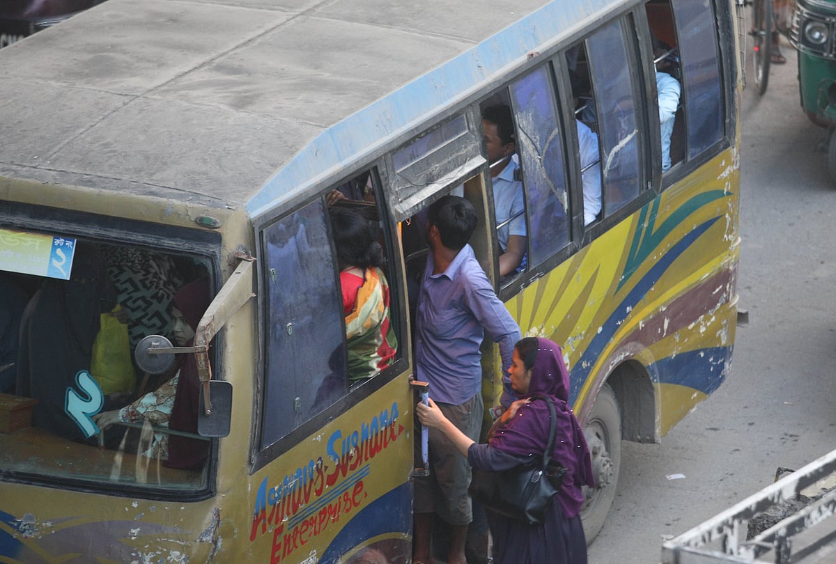 ভিড় ঠেলে গণপরিবহনে ওঠা রীতিমতো যুদ্ধ জয়ের মতো নারী যাত্রীদের কাছে। গত মঙ্গলবার বিকেল পাঁচটায় চট্টগ্রাম নগরের মুরাদপুর এলাকায়