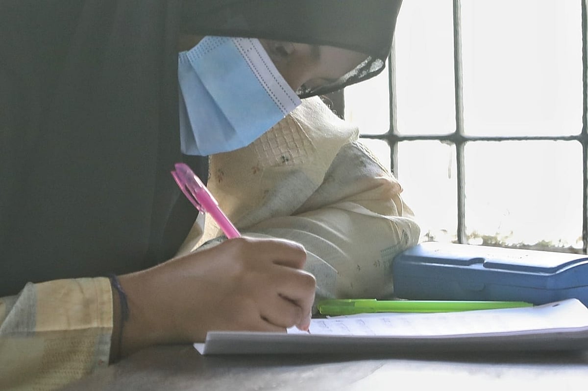 পরীক্ষা দিচ্ছেন খাদিজাতুল কুবরা। জগন্নাথ বিশ্ববিদ্যালয়, ঢাকা, ২০ নভেম্বর