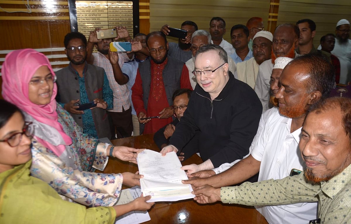 স্বতন্ত্র প্রার্থী হিসেবে বুধবার কাহালু উপজেলা নির্বাহী কর্মকর্তা ও সহাকরী রির্টানিং কর্মকর্তা মেরিনা আফরোজের কাছে মনোনয়নপত্র জমা দেন বিএনপির সাবেক সংসদ সদস্য জিয়াউল হক মোল্লা (কালো জামা গায়ে)।