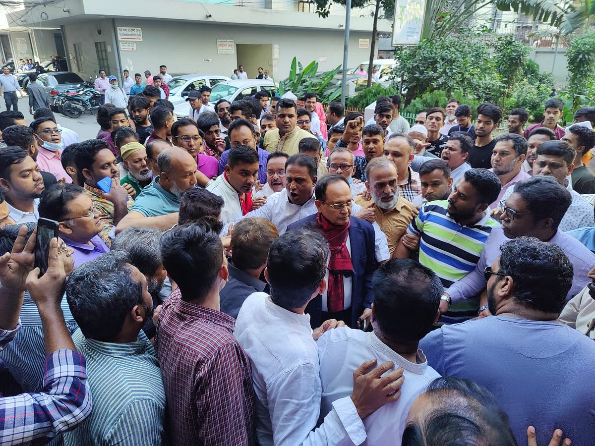 ঢাকা–৬ আসনে জাতীয় পার্টি মনোনীত প্রার্থী কাজী ফিরোজ রশীদ মনোনয়নপত্র জমা দিতে আসেন দলের নেতা-কর্মীদের নিয়ে। এ সময় তাঁর পক্ষে স্লোগান দেন নেতা–কর্মীরা