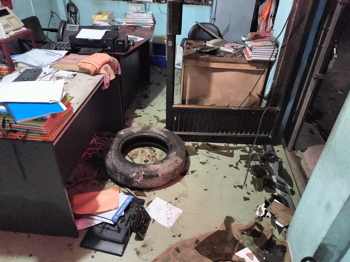 কোম্পানীগঞ্জে একটি পোলট্রি ফিড কোম্পানির কারখানার কার্যালয়ে হামলা ও ভাঙচুরের চিত্র। রোববার রাতে কোম্পানীগঞ্জ উপজেলার বসুরহাট পৌরসভার গোয়ালের পোল এলাকায়