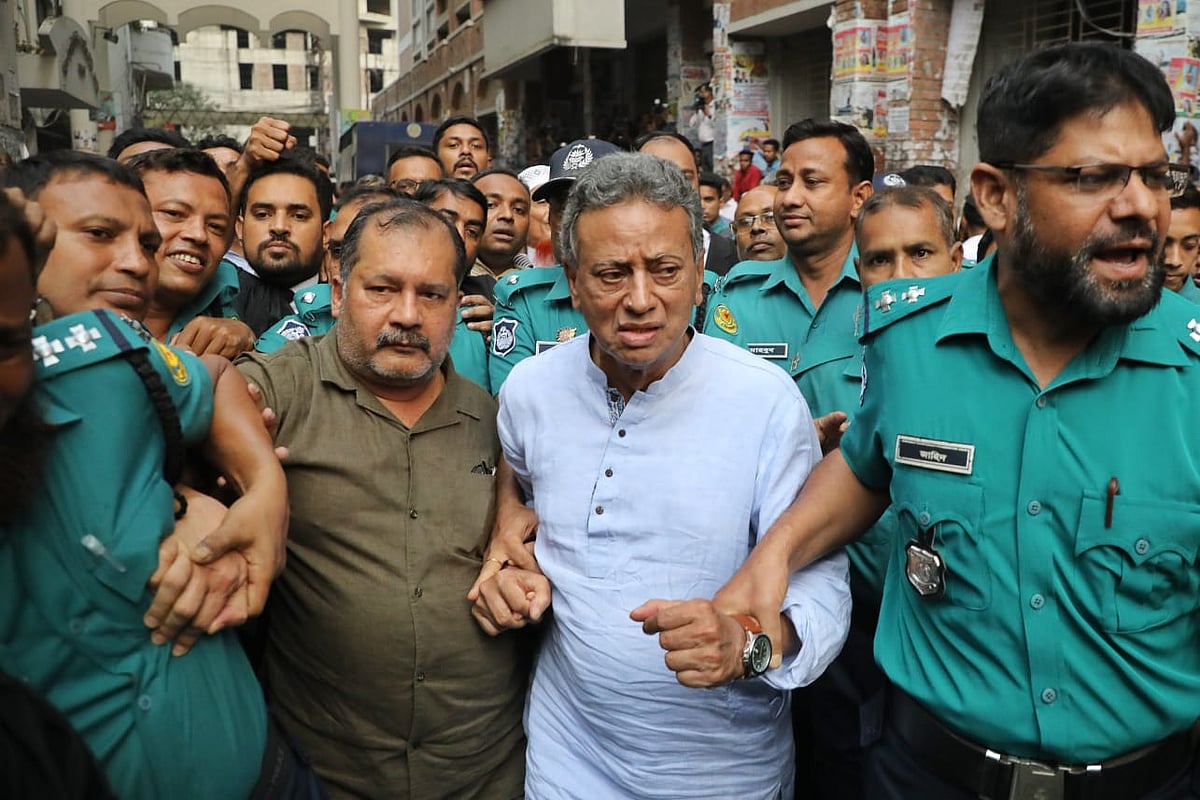 ২৮ অক্টোবরের সংঘর্ষে পুলিশ সদস্য নিহত হওয়ার ঘটনায় দায়ের করা মামলায় বিএনপি নেতা আমীর খসরু মাহমুদ চৌধুরী ও জহির উদ্দিনের (স্বপন) ছয় দিনের রিমান্ড মঞ্জুরের পর আদালত থেকে কারাগারে নেওয়া হচ্ছে