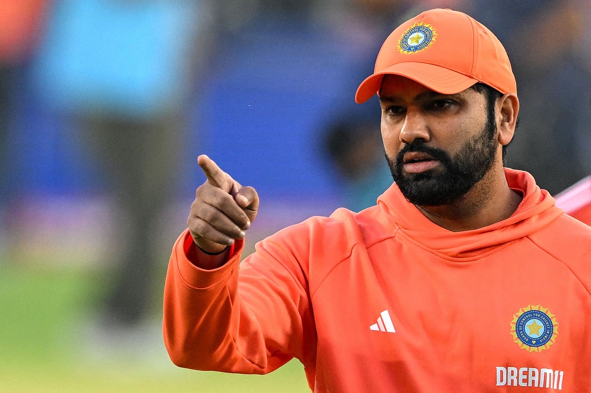 আঙুল তুলে কি দেখাচ্ছেন ভারতের অধিনায়ক রোহিত শর্মা। শিরোপা? আগামীকাল ফাইনালে সেটাই তো লক্ষ্য
