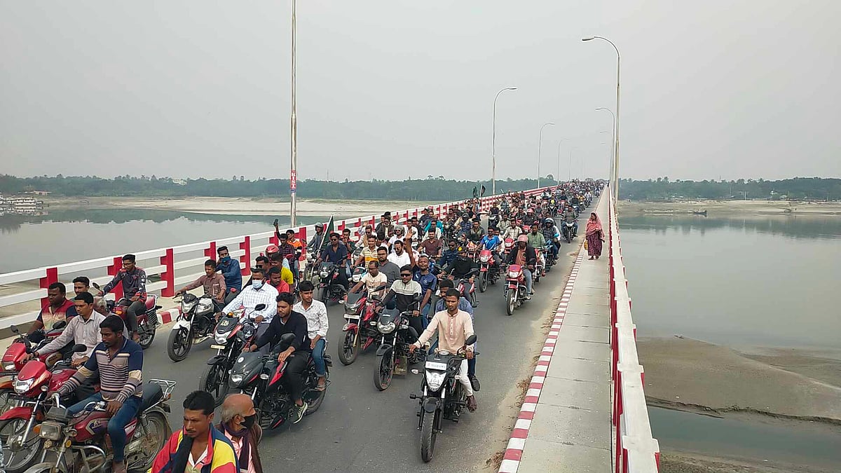 নির্বাচনী প্রচারণায় শোডাউন