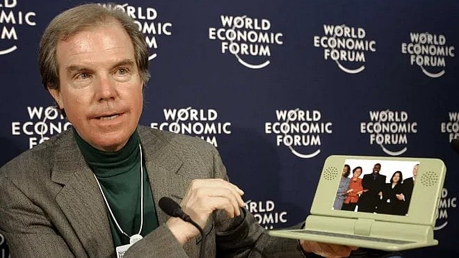 নিকোলাস নেগ্রোপন্টের হাতে ১০০ ডলারের ল্যাপটপ