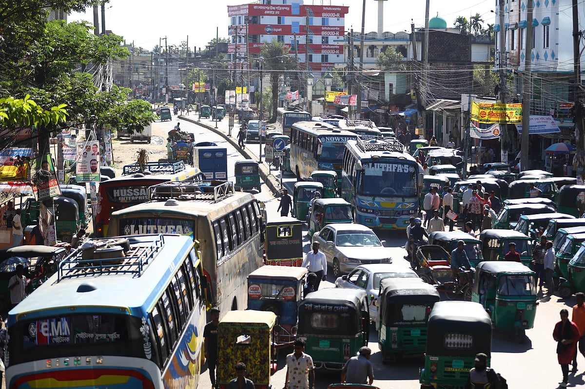 বিএনপির ডাকা হরতালের দ্বিতীয় দিনে সিলেটের বিভিন্ন সড়কে চলছে দূরপাল্লার যানবাহন। সিলেট-জকিগঞ্জ আঞ্চলিক মহাসড়কে চলছে বাস ও ছোট যানবাহন। ছবি আজ সকালে কদমতলী এলাকায় তোলা