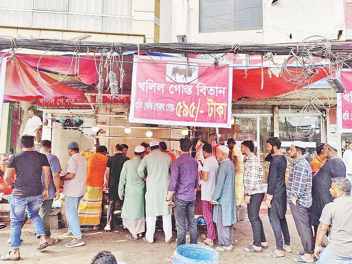 সাম্প্রতিক সময়ে রাজধানীর বাজারে কেজিতে ২৫০ টাকা পর্যন্ত কমেছে গরুর মাংসের দাম