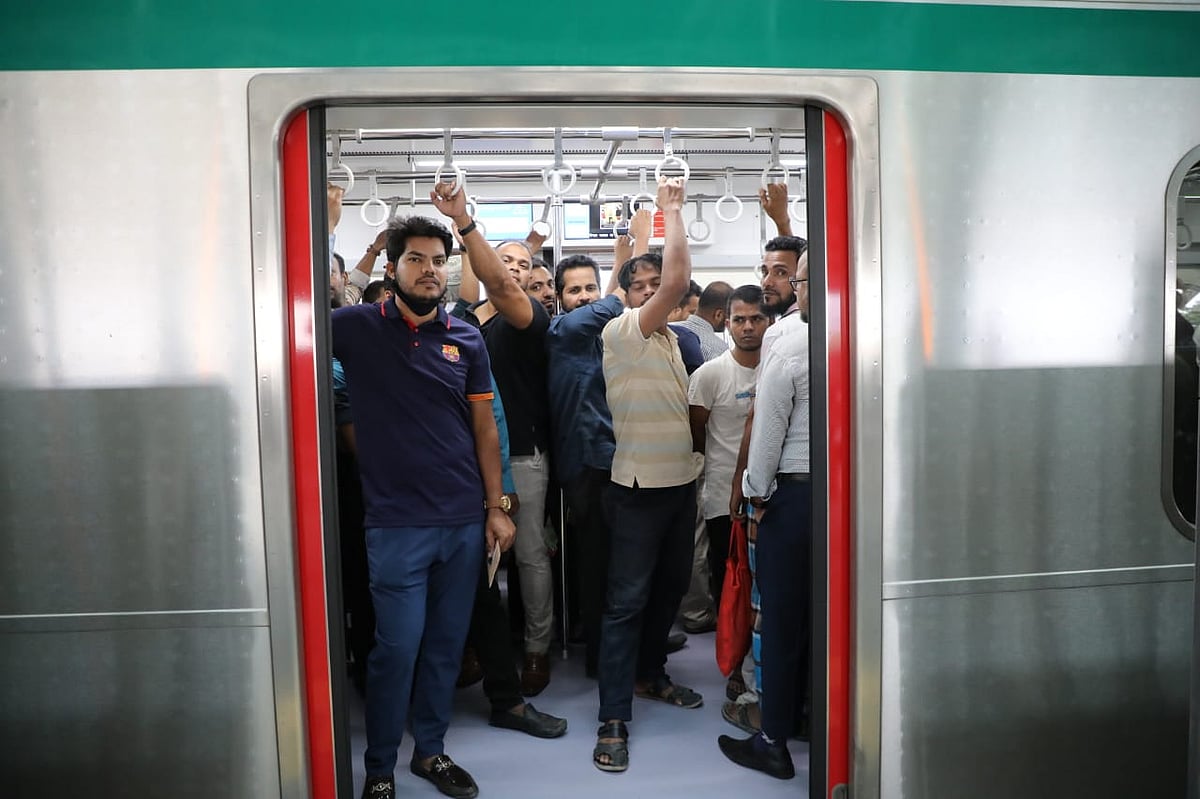 মেট্রোরেল থেকে নামছেন যাত্রীরা, মতিঝিল স্টেশনে