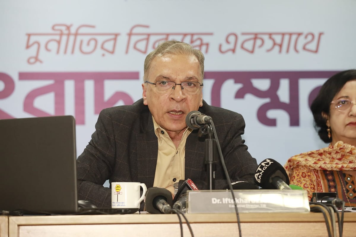 টিআইবির নির্বাহী পরিচালক ইফতেখারুজ্জামান। আজ বৃহস্পতিবার টিআইবির কার্যালয়ে আয়োজিত সংবাদ সম্মেলনে