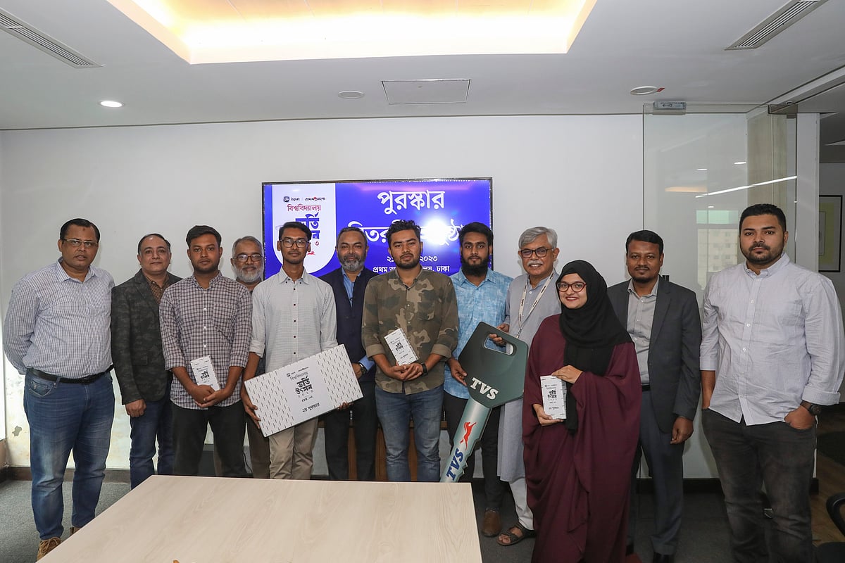 র‍্যাফল ড্রর পুরস্কার বিতরণী অনুষ্ঠানে বিজয়ীদের সঙ্গে অতিথিরা। রাজধানীর কারওয়ান বাজারে প্রথম আলো কার্যালয়ে। ঢাকা, ২১ নভেম্বর