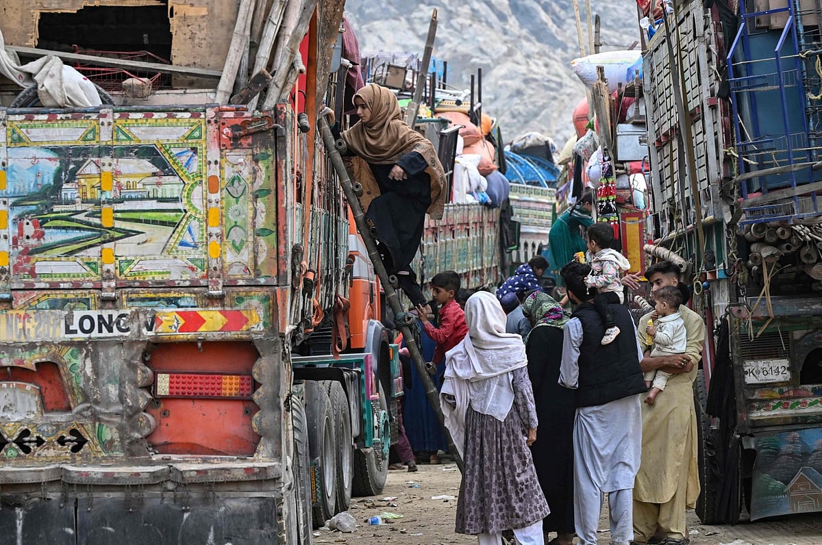 এপ্রিলের শুরু থেকেই সীমান্ত অভিমুখে আফগান পরিবারগুলোর গাড়িবহর দেখা যায়