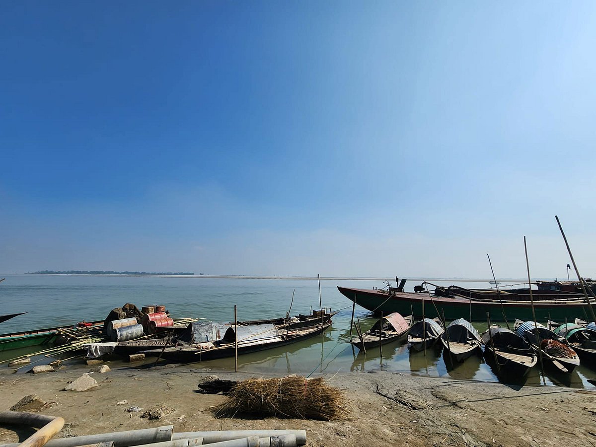 চিলমারীর বন্দরে দাঁড়ালেই দেখা যায় ব্রহ্মপুত্র নদ ঘেঁষে রয়েছে ছোট–বড় নৌকার সারি। ওপরে আকাশ ঘন নীল—যেন আলট্রামেরিন ব্লুতে ঠাসা
