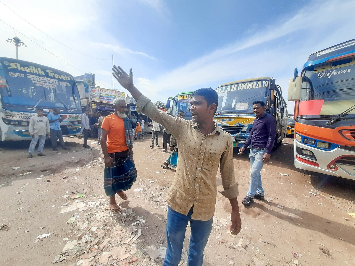 সারা দেশে বিএনপির ডাকা অবরোধে যানবাহনে যাত্রীর সংখ্যা কমেছে। বাসচালকের সহকারীরা হাঁকডাক দিয়ে যাত্রী জোগাড়ের চেষ্টা করছেন। আজ বুধবার সকালে খুলনার সোনাডাঙ্গা বাস টার্মিনালে