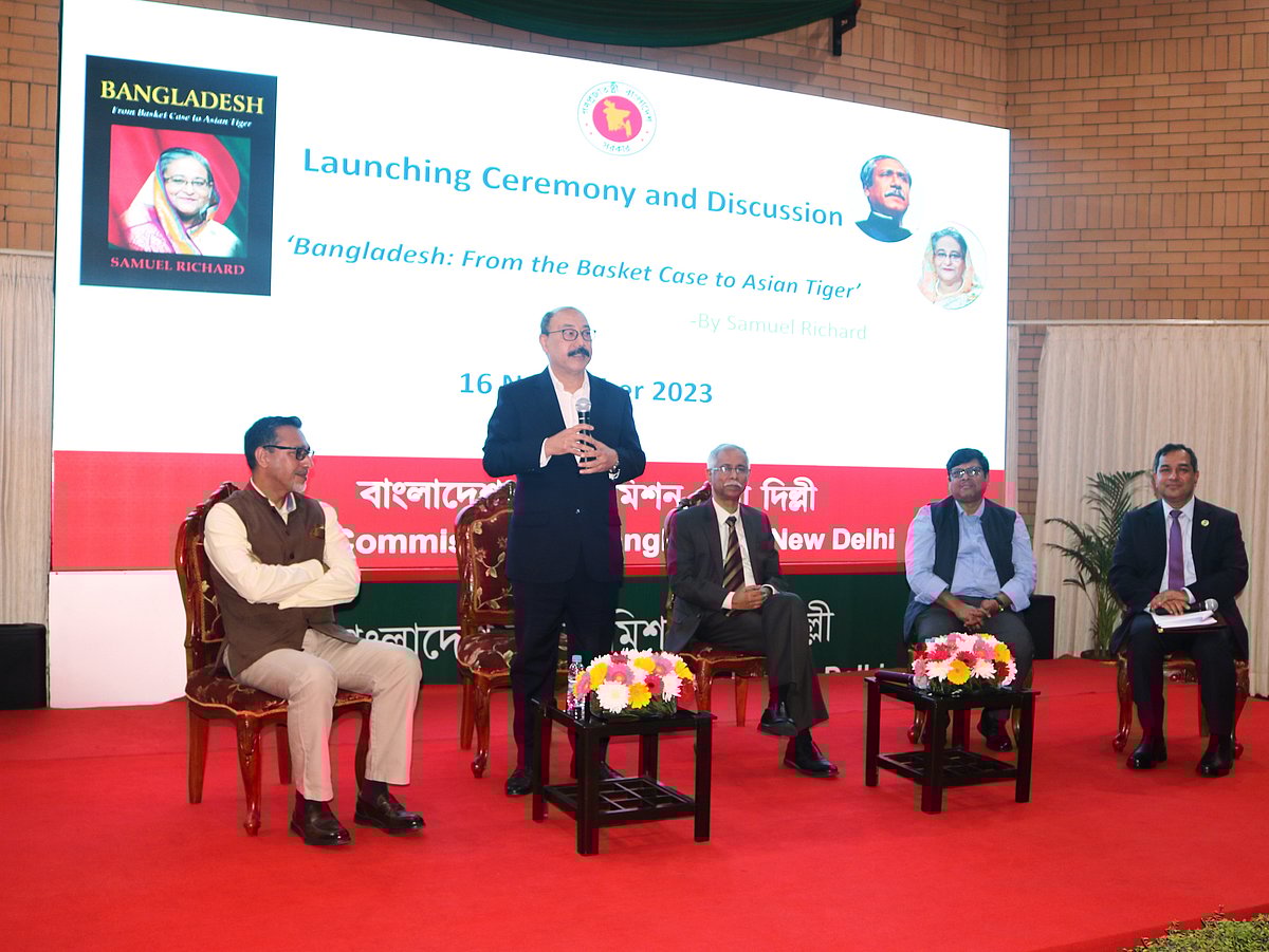 দিল্লিতে বাংলাদেশ হাইকমিশনে ব্রিটিশ নাগরিক স্যামুয়েল রিচার্ডে লেখা ‘বাংলাদেশ: ফ্রম বাস্কেট কেস টু এশিয়ান টাইগার’ বইয়ের মোড়ক উন্মোচন অনুষ্ঠানে বক্তৃতা করছেন ভারতের সাবেক পররাষ্ট্রসচিব হর্ষবর্ধন শ্রিংলা