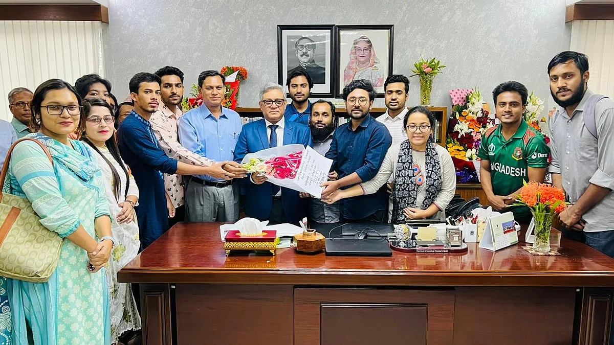 ঢাকা বিশ্ববিদ্যালয়ের উপাচার্য অধ্যাপক মাকসুদ কামালের সঙ্গে শুভেচ্ছা বিনিময় করছেন নতুন কমিটির সদস্যরা