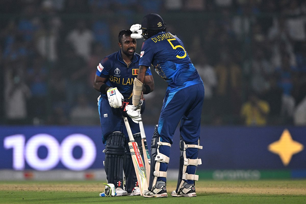 চারিত আসালাঙ্কার শতকের পর তাঁকে অভিনন্দন জানাচ্ছেন দুষ্মন্ত চামিরা