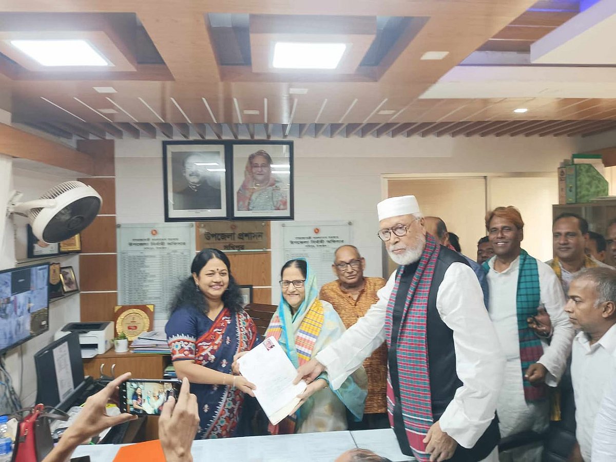 টাঙ্গাইল-৮ আসনে মনোনয়নপত্র জমা দিলেন বঙ্গবীর কাদের সিদ্দিকী। আজ দুপুরে সখীপুর ইউএনও কার্যালয়ে