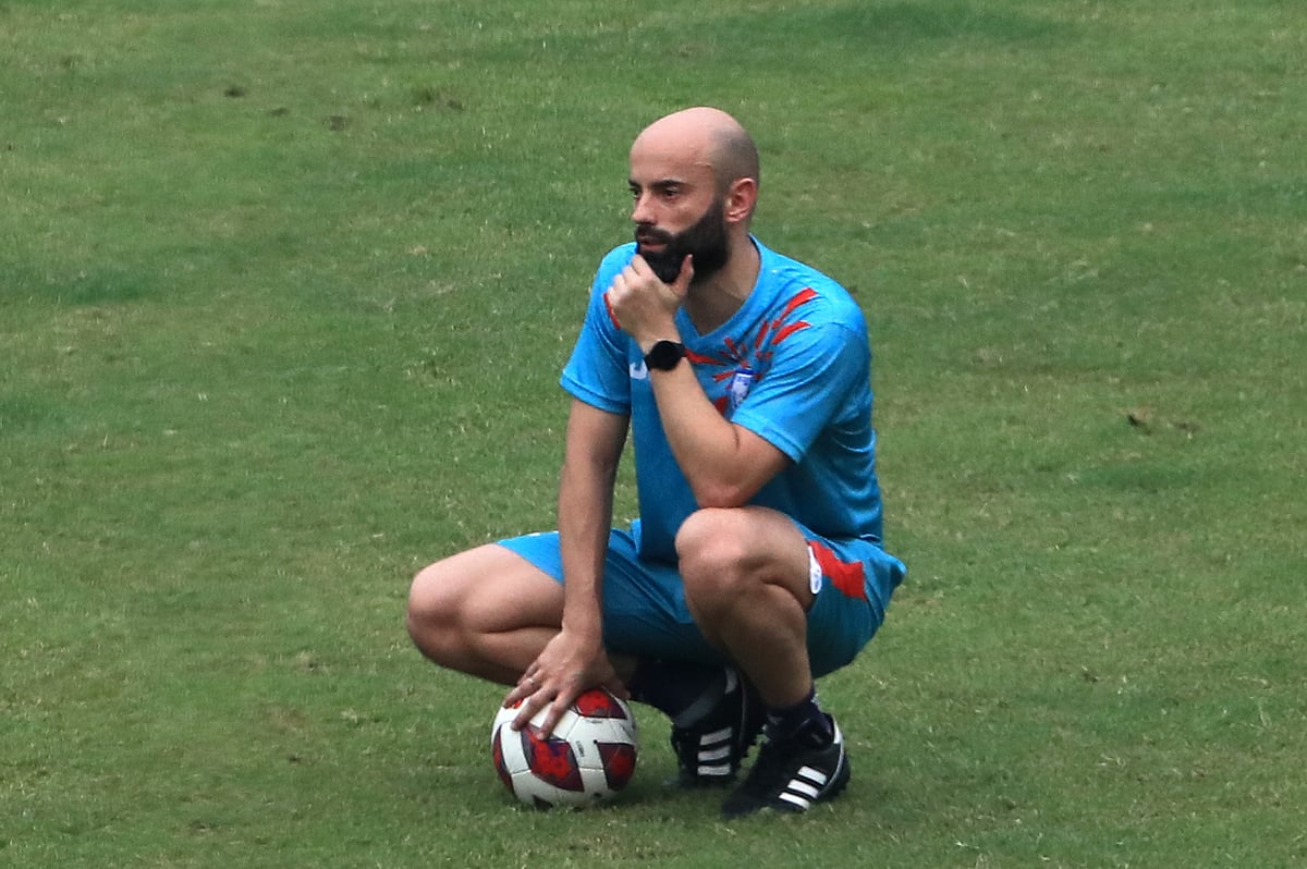 বাংলাদেশ জাতীয় ফুটবল দলের কোচ হাভিয়ের কাবরেরা