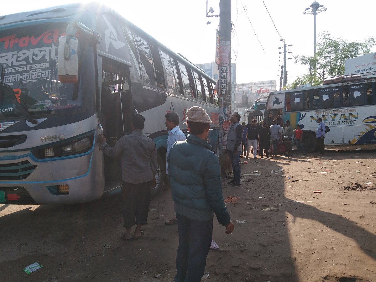 হরতালের মধ্যে আজ রোববার খুলনার সোনাডাঙ্গা আন্তজেলা বাস টার্মিনালে যাত্রীদের ভিড় বাড়ে