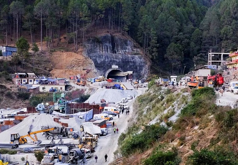 ধসে পড়া নির্মাণাধীন সুড়ঙ্গে ১৩ দিন ধরে আটকা আছেন ৪১ জন শ্রমিক। উত্তরকাশী, উত্তরাখন্ড, ভারত, ২৪ নভেম্বর
