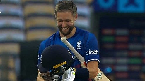 আজ ইংল্যান্ডের ক্রিস ওকসের হেলমেটেও হয়েছিল সমস্যা