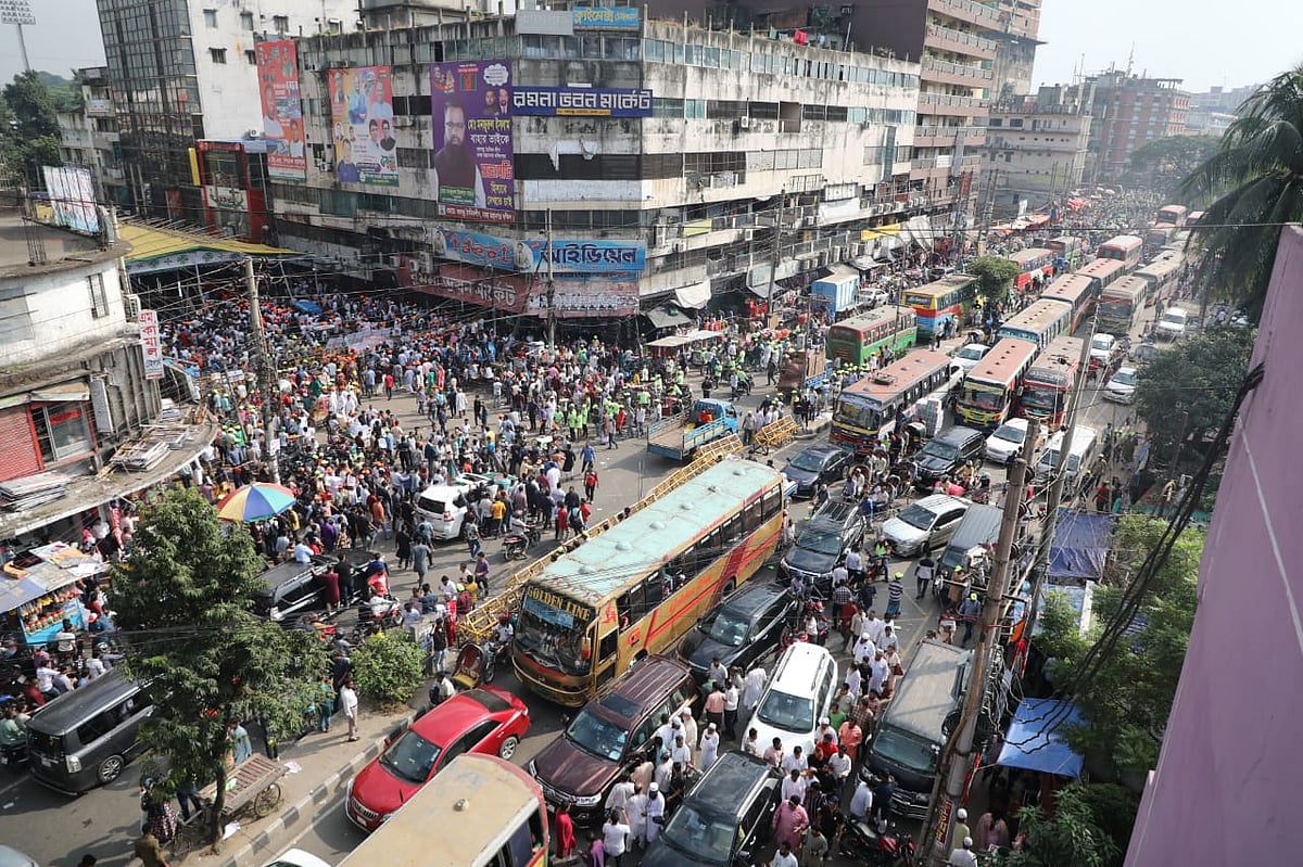 রাজধানীর বঙ্গবন্ধু অ্যাভিনিউ এলাকায় দীর্ঘ যানজট। আজ মঙ্গলবার দুপুরের দিকে