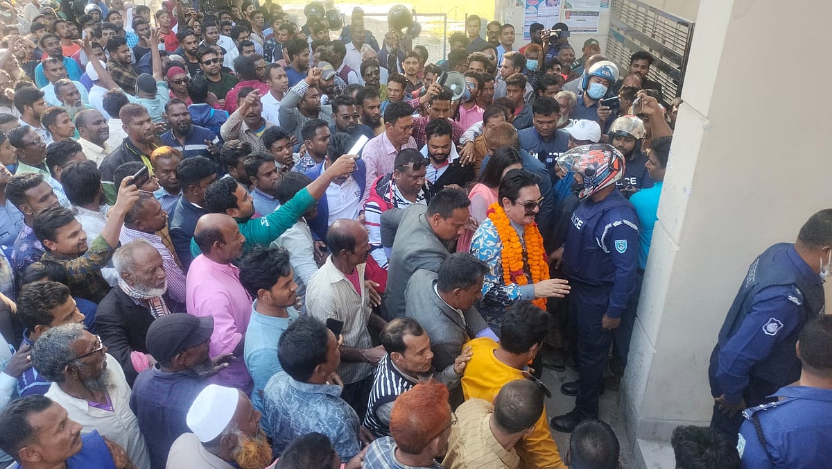 রংপুর–১ আসনে স্বতন্ত্র প্রার্থী হিসেবে মনোনয়নপত্র জমা দেন বিরোধীদলীয় চিফ হুইপ মসিউর রহমান রাঙ্গা। দলবল নিয়ে মনোনয়ন জমা দিতে আসেন তিনি