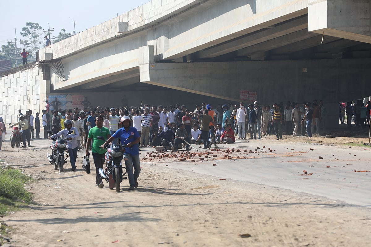 বিএনপির ডাকা অবরোধের দ্বিতীয় দিনে আজ বুধবার সকালে বগুড়া শহরের তিনমাথা এলাকায় অবস্থান নেন অবরোধ সমর্থনকারীরা