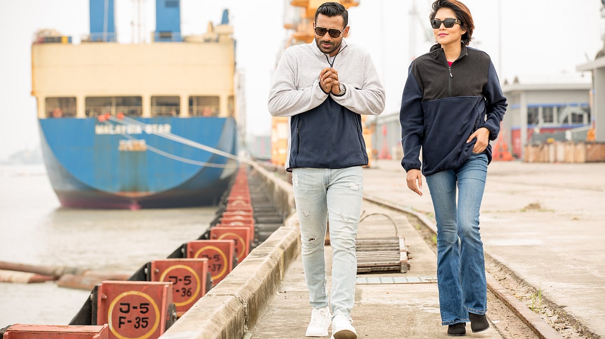 স্বাভাবিক তাপমাত্রায়ও বেশি ঠান্ডা বোধ করেন কেউ কেউ। মডেল: আজীম উদদৌলা ও জান্নাতুল পিয়া