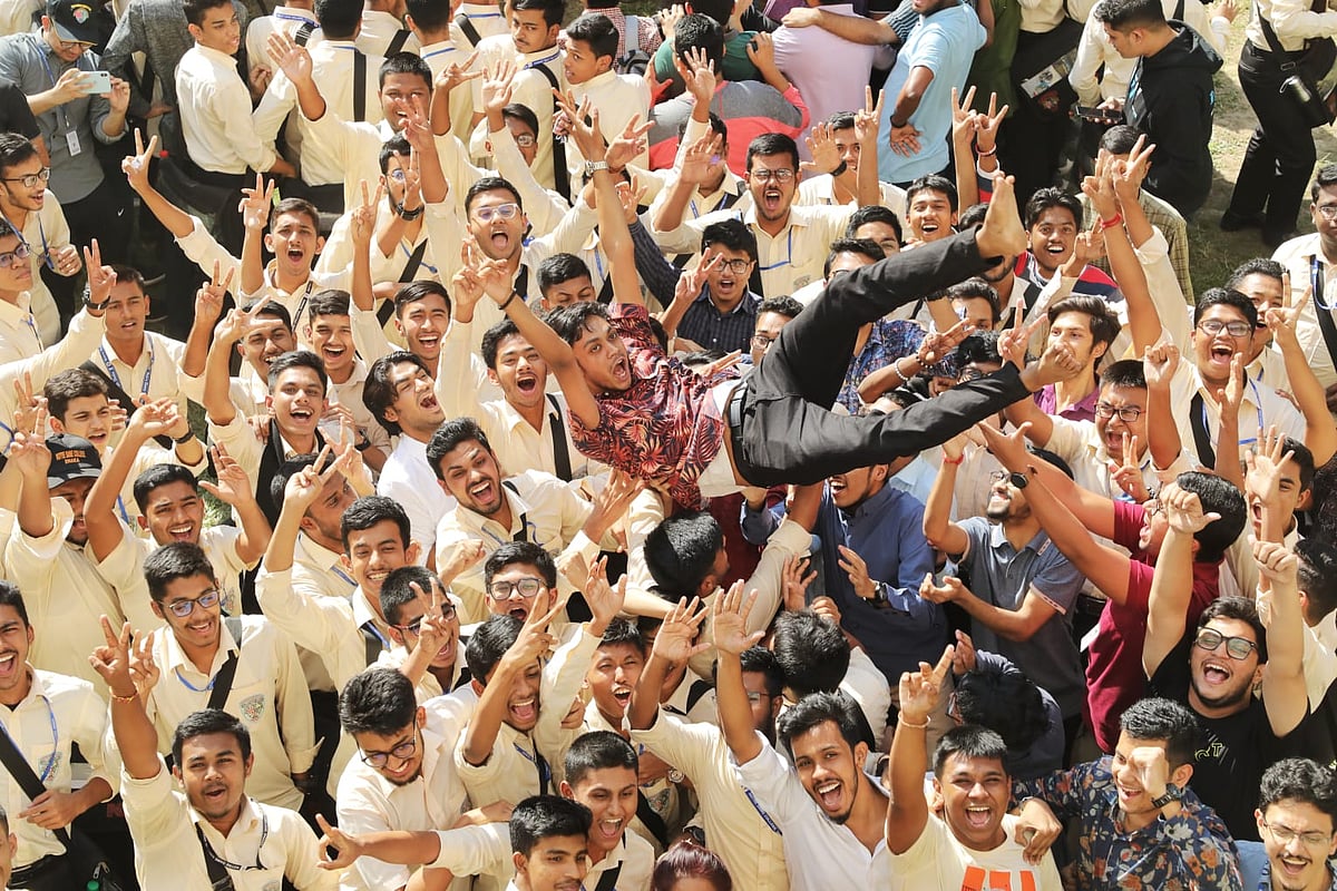 নটর ডেম কলেজে শিক্ষার্থীরা