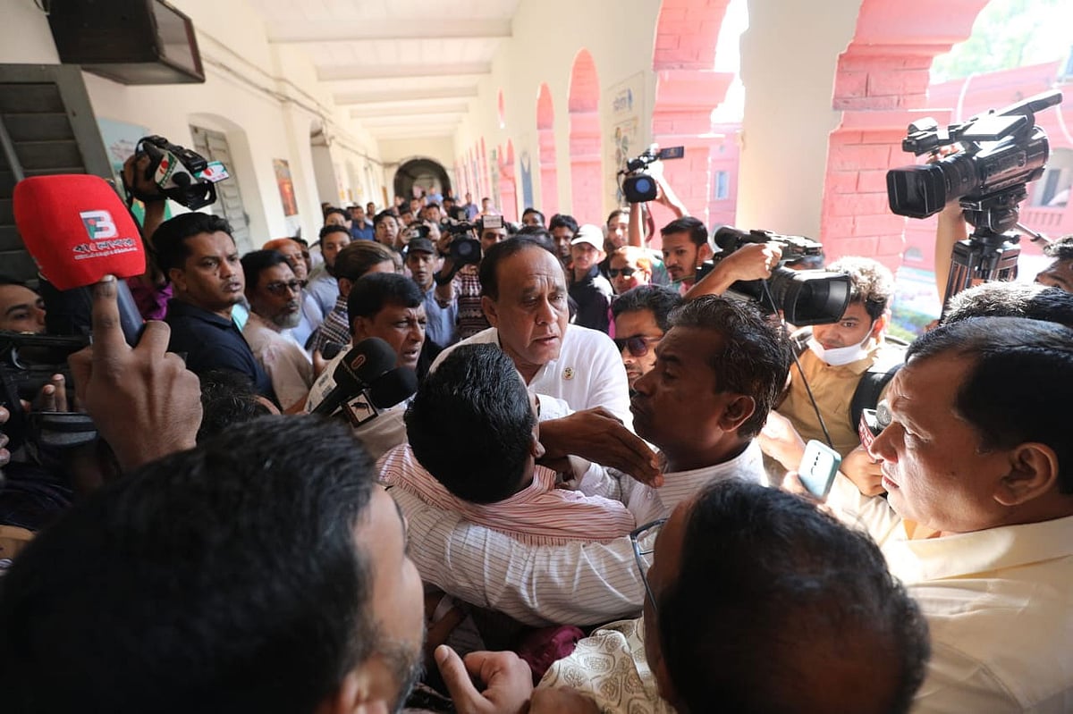 মনোনয়নপত্র জমা দিতে গিয়ে সাংবাদিকদের ওপর চড়াও হন চট্টগ্রাম ১৬ আসনের(বাঁশখালী) সংসদ সদস্য মোস্তাফিজুর রহমান ও তাঁর অনুসারীরা। এ সময় তাঁদের হাতে বেশ কয়েকজন গণমাধ্যম কর্মী হেনস্তা ও মারধরের শিকার হন। আজ সকাল সাড়ে ১১ টায় জেলা প্রশাসকের কার্যালয়ের সামনে