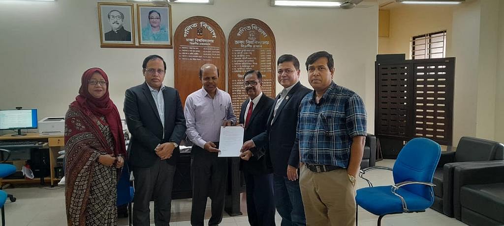 ঢাকা বিশ্ববিদ্যালয় গণিত অ্যালামনাই অ্যাসোসিয়েশনের সভাপতি অধ্যাপক মো. শহীদুল ইসলামের কাছে চুক্তি সইয়ের দলিল হস্তান্তর করেন ইসলামী ব্যাংক হাসপাতালের সুপার মো. আমির হোসেন