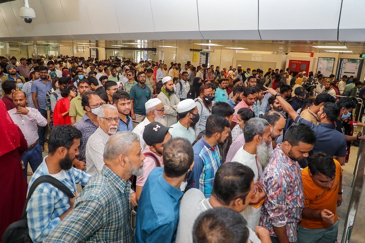 মতিঝিল থেকে উত্তরাগামী মেট্রোরেলে ওঠার জন্য টিকিট কিনছেন যাত্রীরা। মতিঝিল, ঢাকা