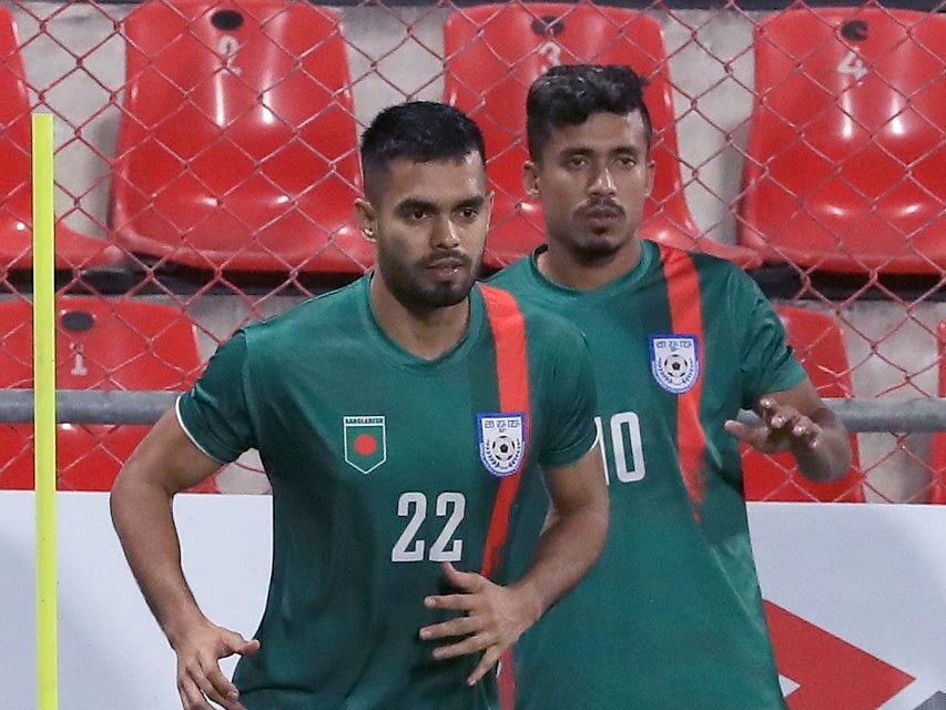 বাংলাদেশ দলের অনুশীলনে রাকিব (ডানে) ও সাদউদ্দিন