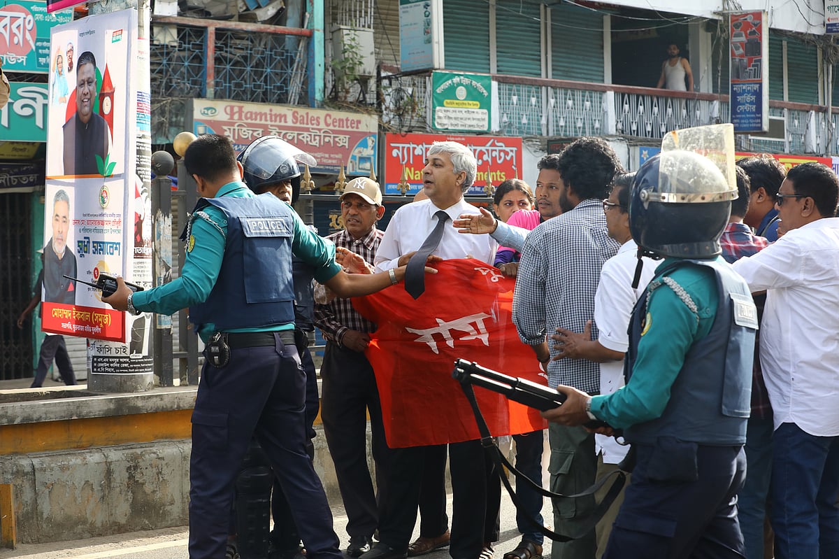 হরতালের সমর্থনে বাম গণতান্ত্রিক জোটের মিছিলে বাধা দিয়ে ব্যানার কেড়ে নেওয়ার চেষ্টা করে পুলিশ। আজ বৃহস্পতিবার সকাল ৯টায় সিলেট নগরের জিন্দাবাজার এলাকায়