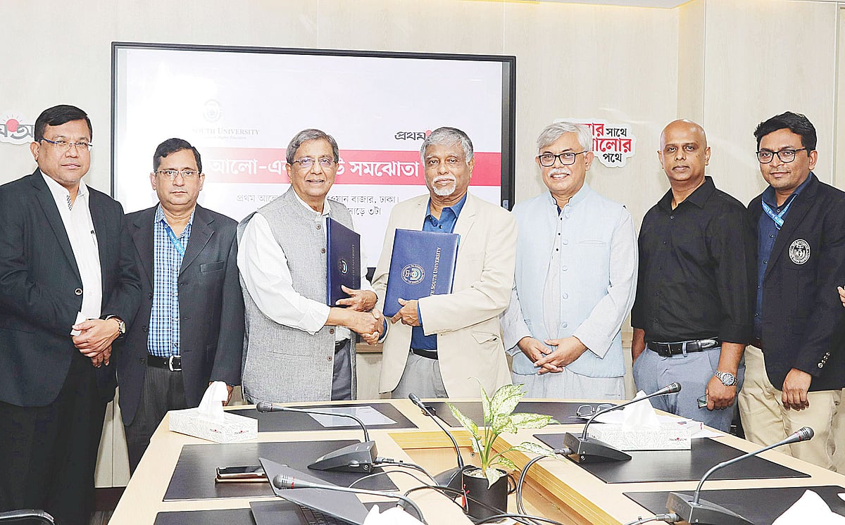 নর্থ সাউথ বিশ্ববিদ্যালয়ের সঙ্গে প্রথম আলোর চুক্তি স্বাক্ষর অনুষ্ঠানে (বাঁ থেকে) এস কে তৌফিক এম হক, রিজওয়ান উল আলম, মতিউর রহমান, আতিকুল ইসলাম, আনিসুল হক, তৌফিক এলাহী ও মো. হারিছুর রহমান। গত সোমবার প্রথম আলো কার্যালয়ে