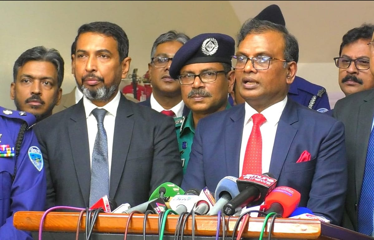 চট্টগ্রামে নির্বাচনের সংশ্লিষ্ট কর্মকর্তা ও আইনশৃঙ্খলা রক্ষাকারী বাহিনীর সদস্যদের নিয়ে আয়োজিত সভা শেষে সাংবাদিকদের ব্রিফ করেন নির্বাচন কমিশনার মো. আনিছুর রহমান। রোববার দুপুরে চট্টগ্রাম সার্কিট হাউসে