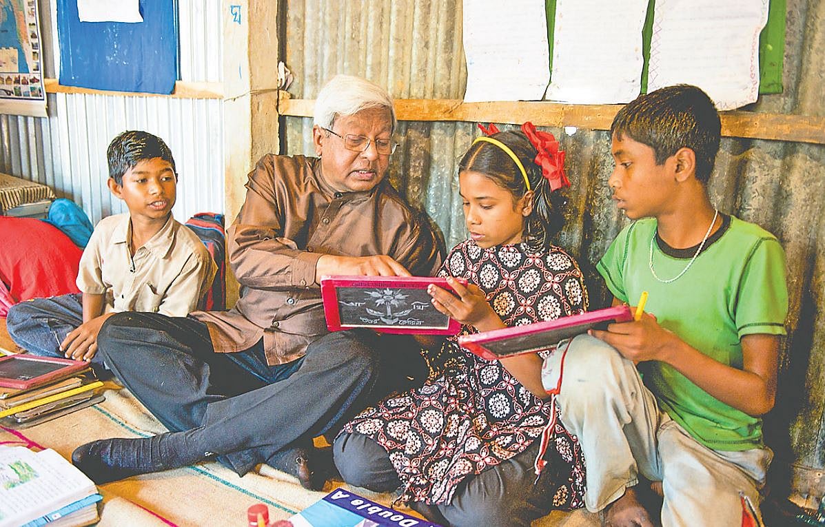 ব্র্যাক স্কুলের শিক্ষার্থীদের সঙ্গে স্যার ফজলে হাসান আবেদ