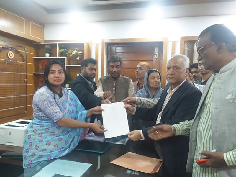 দ্বাদশ জাতীয় সংসদ নির্বাচনে স্বতন্ত্র প্রার্থী হতে মনোনয়নপত্র সংগ্রহ করলেন সাবেক মৎস্য ও প্রাণিসম্পদ মন্ত্রী আবদুল লতিফ বিশ্বাস। বুধবার দুপুরে বেলকুচি ইউএনও কার্যালয়ে