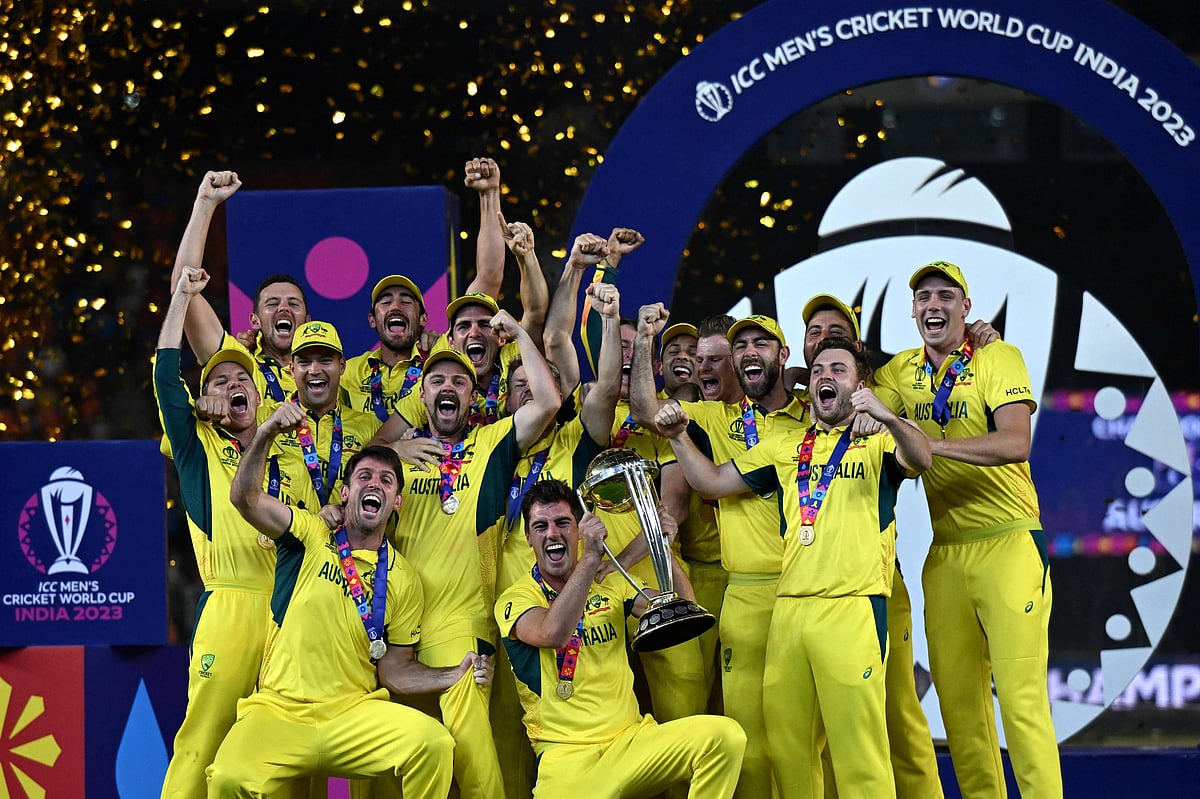 ট্রফি হাতে অস্ট্রেলিয়ার উৎসব