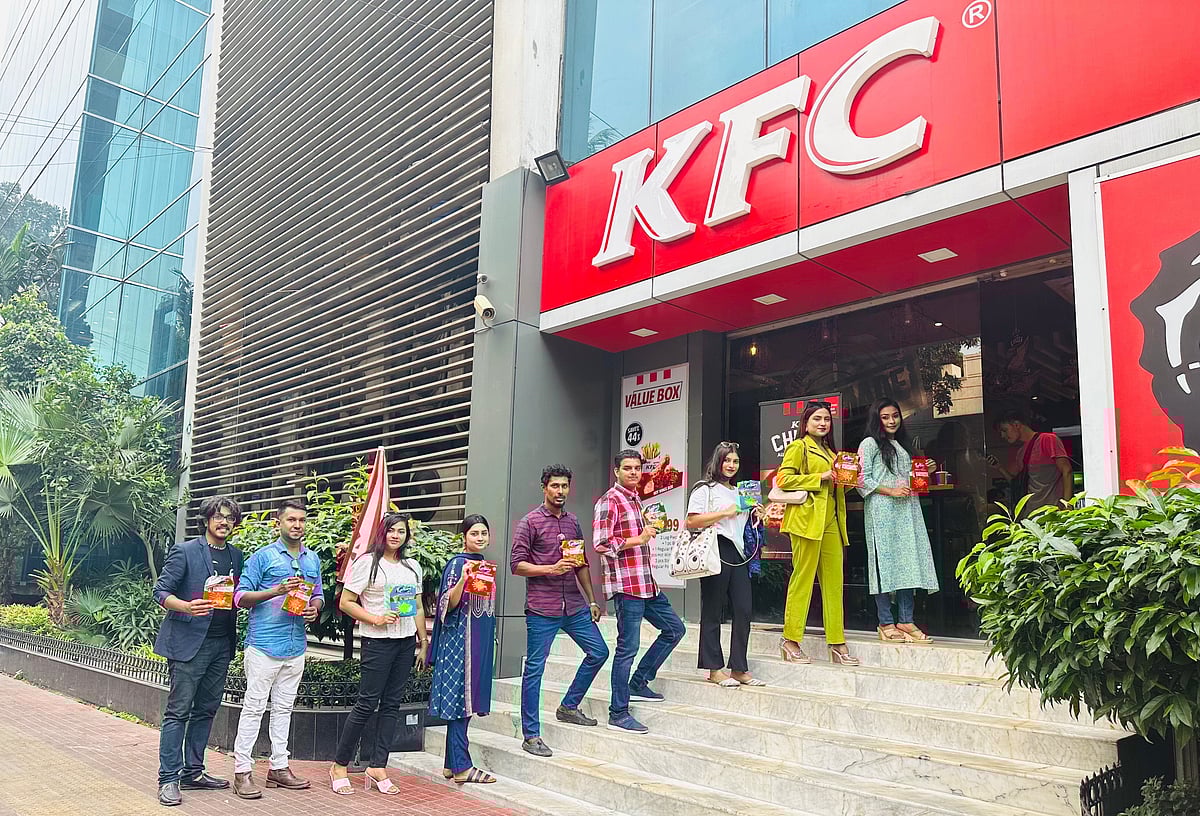 কুড়কুড়ে চিপসের খালি প্যাকেট জমা দিয়ে কেএফসির বিক্রয়কেন্দ্রে হট অ্যান্ড ক্রিসপি চিকেন কিনতে ভোক্তাদের ভিড়