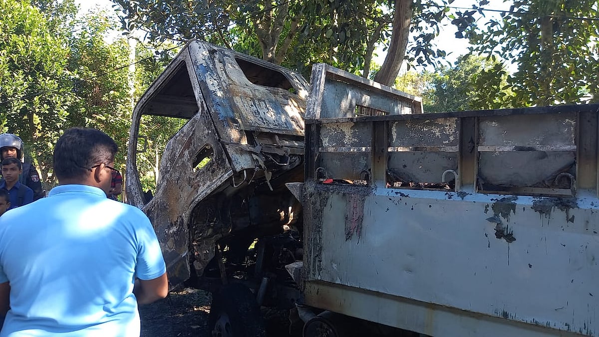 দুর্বৃত্তের আগুনে পুড়ে প্লাস্টিক পণ্যবাহী মিনিট্রাক। সোমবার সকালে হবিগঞ্জ সদর উপজেলার ধুলিয়াখাল এলাকায়